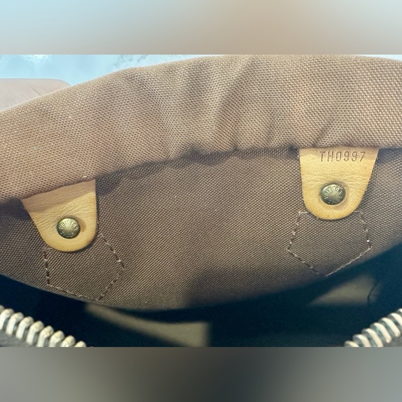 Louis Vuitton Speedy 25 Monogram Handbag - Picture 13 of 16